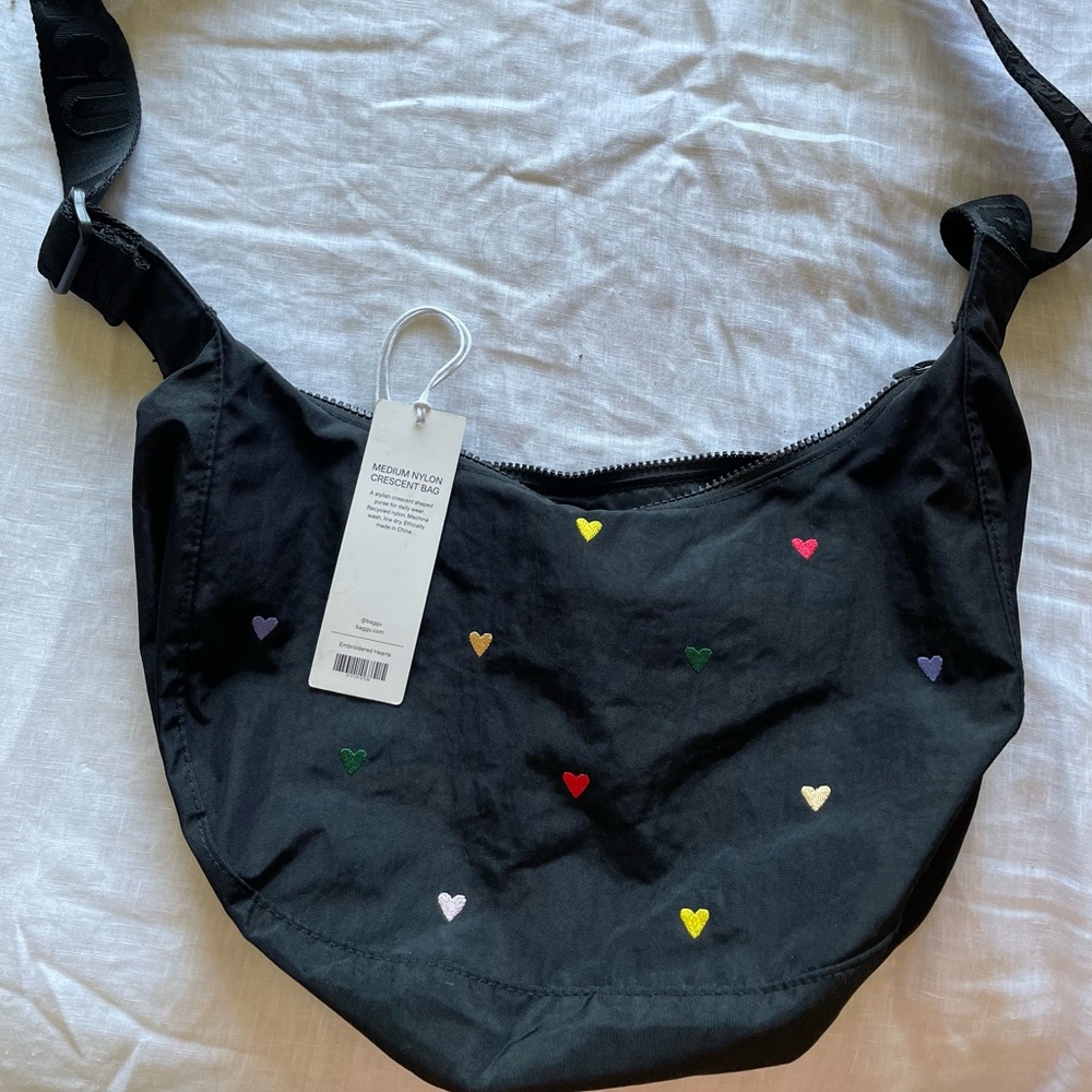 NWT Baggu Crescent Bag Medium - Embroidered Hearts